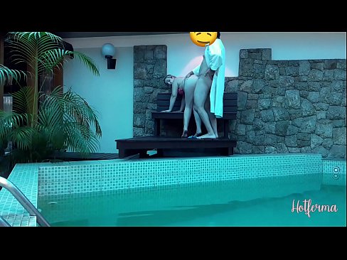 ❤️ Oga pe iranṣẹbinrin si awọn pool, sugbon ko le koju kan gbona ❤ Ibalopo
